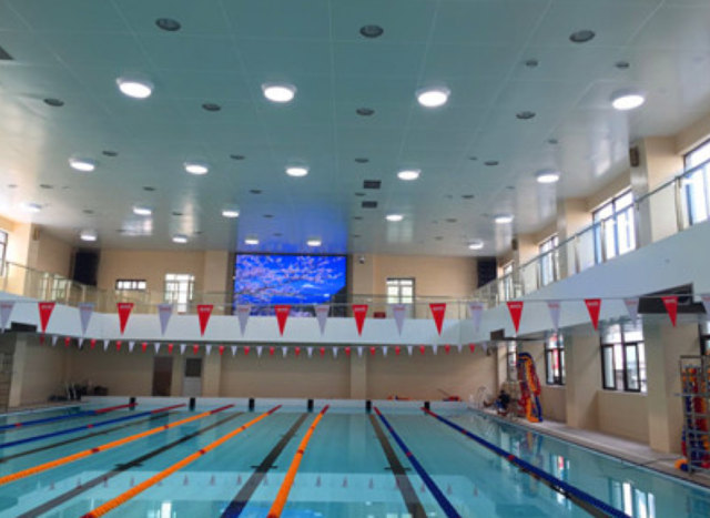 在阳光下享受游泳的畅快——上海敬业游泳馆