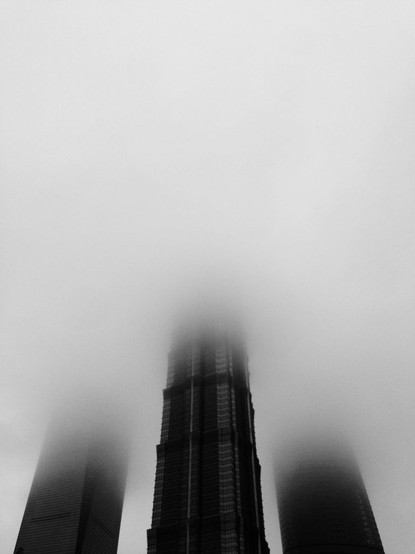雾霾严重的上海，那天刚下完雨，起了大雾，在陆