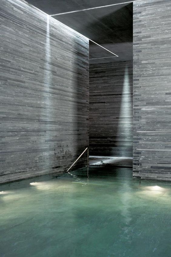 瓦尔斯温泉浴场，设计师祖索尔采用片麻岩石材的