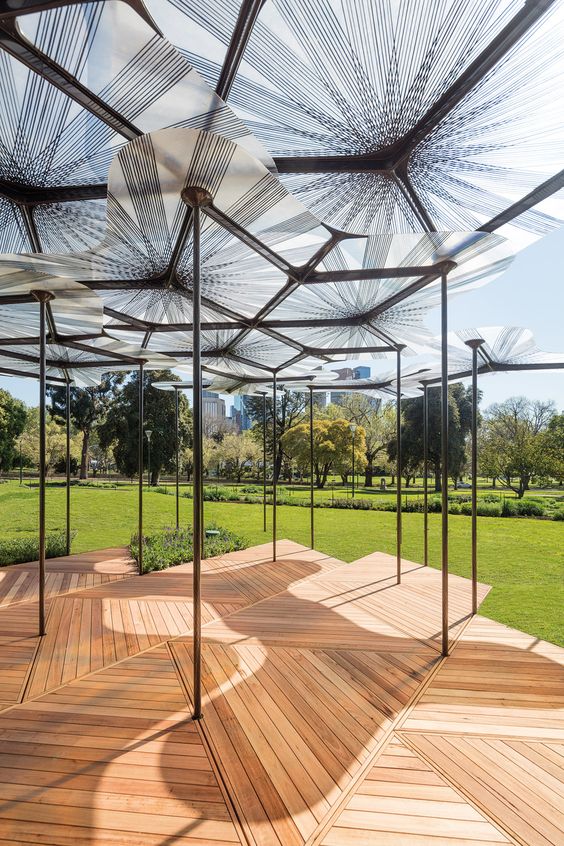 公共空间，由几何形玻璃纤维花瓣相互重叠，创造