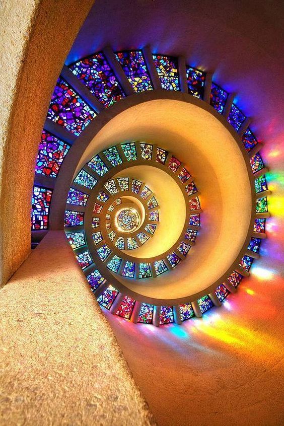 						螺旋小教堂的彩色玻璃天花板
