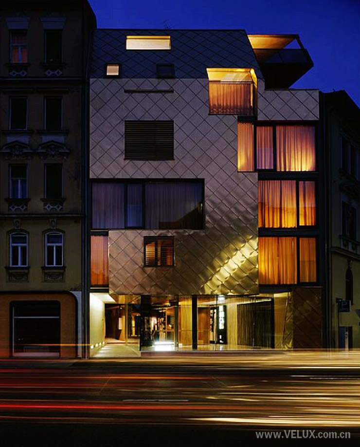 						奥地利便捷酒店-嵌入建筑的金色礼服					