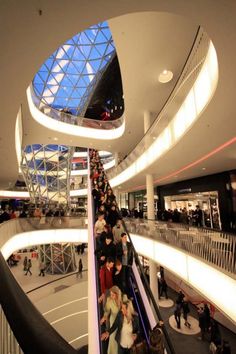 法兰克福MyZeil购物中心，中庭直达的直跑扶梯