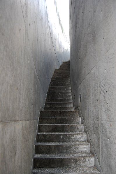 直岛当代美术馆，狭长的楼梯，引导视线，楼梯宽