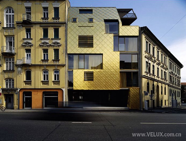 						奥地利便捷酒店-嵌入建筑的金色礼服					