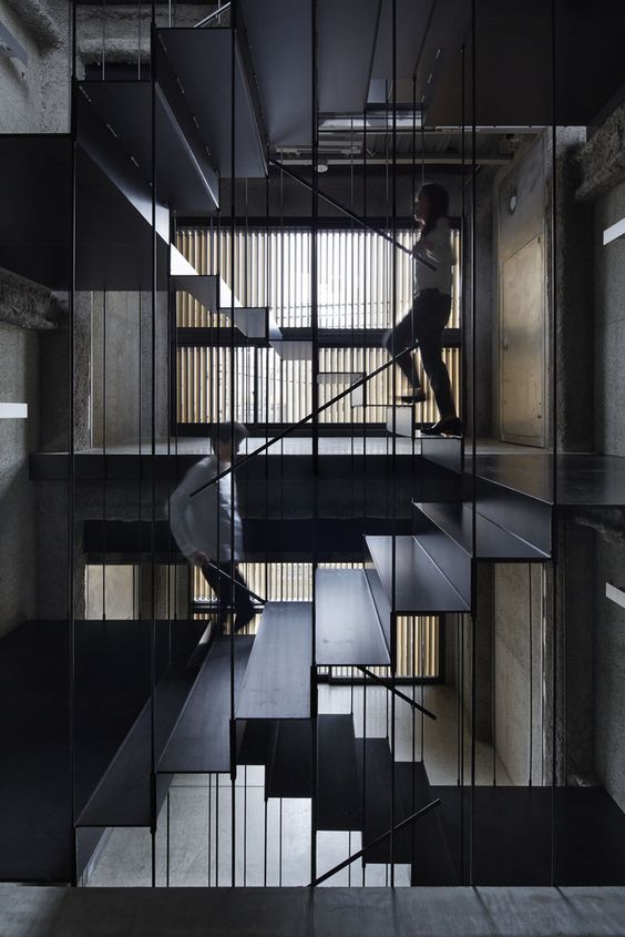 日本设计师，楼梯踏步与平台使用了一整块金属板